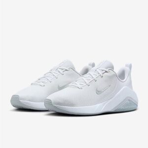NWT - NIKE Air Zoom Bella 7